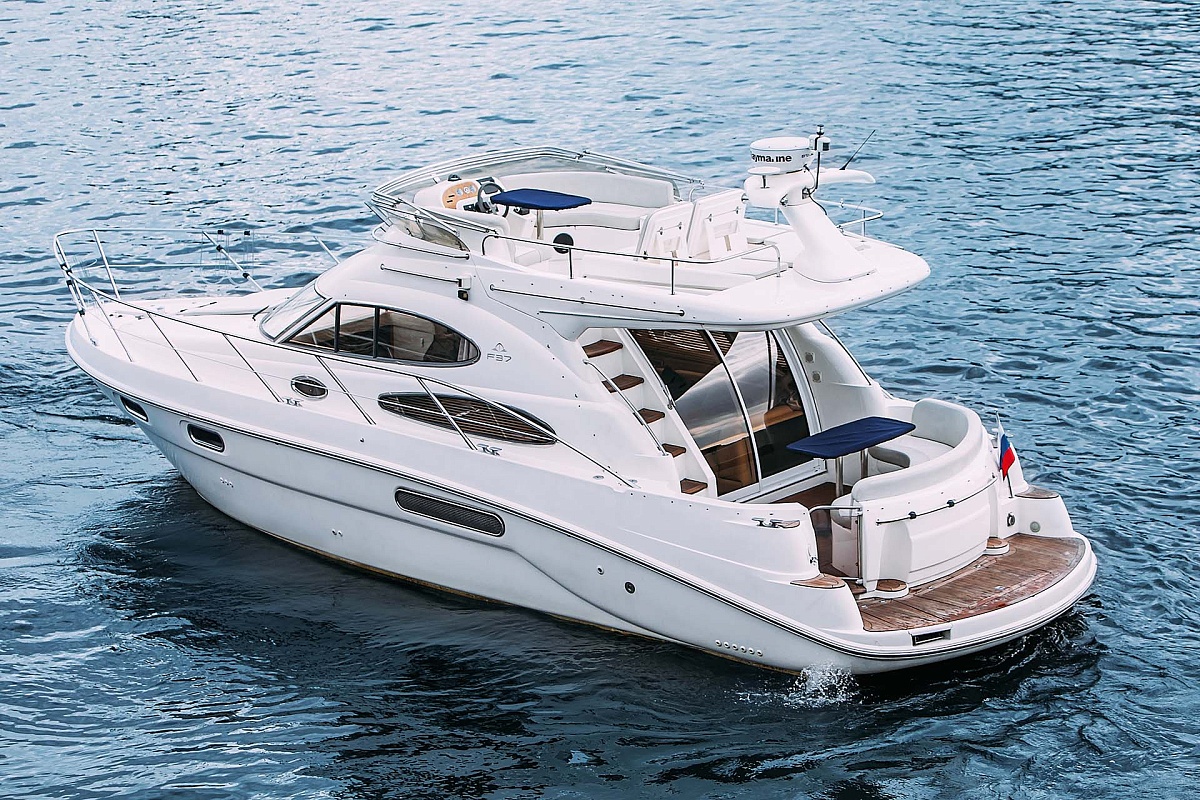 Аренда моторной яхты Sealine 39 АМО в Санкт-Петербурге